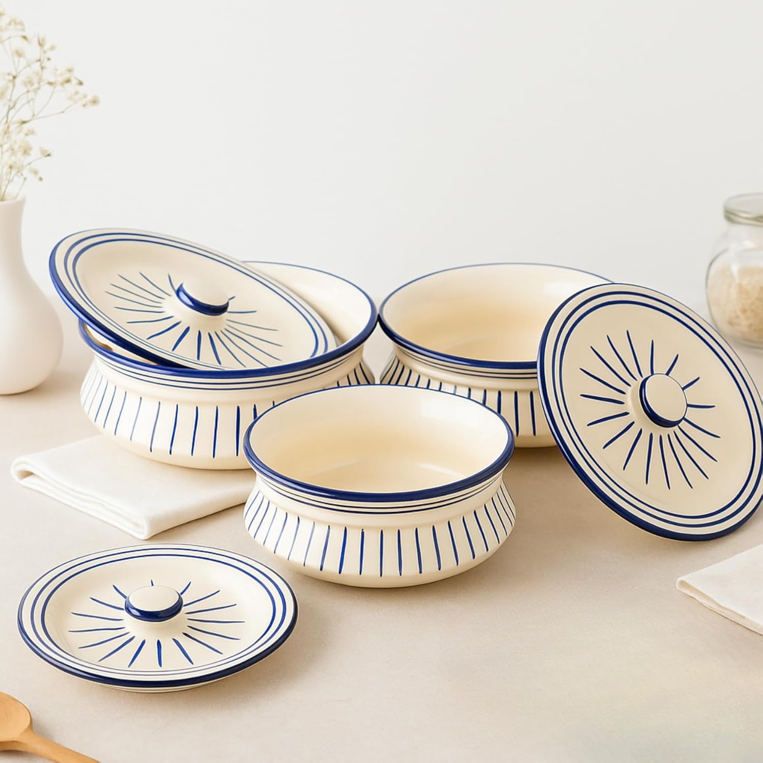 The Deluxe Creations Ceramic Casserole Serving Bowls with Lids – Set of 3 (1200ml, 900ml, 650ml) – Microwave Safe